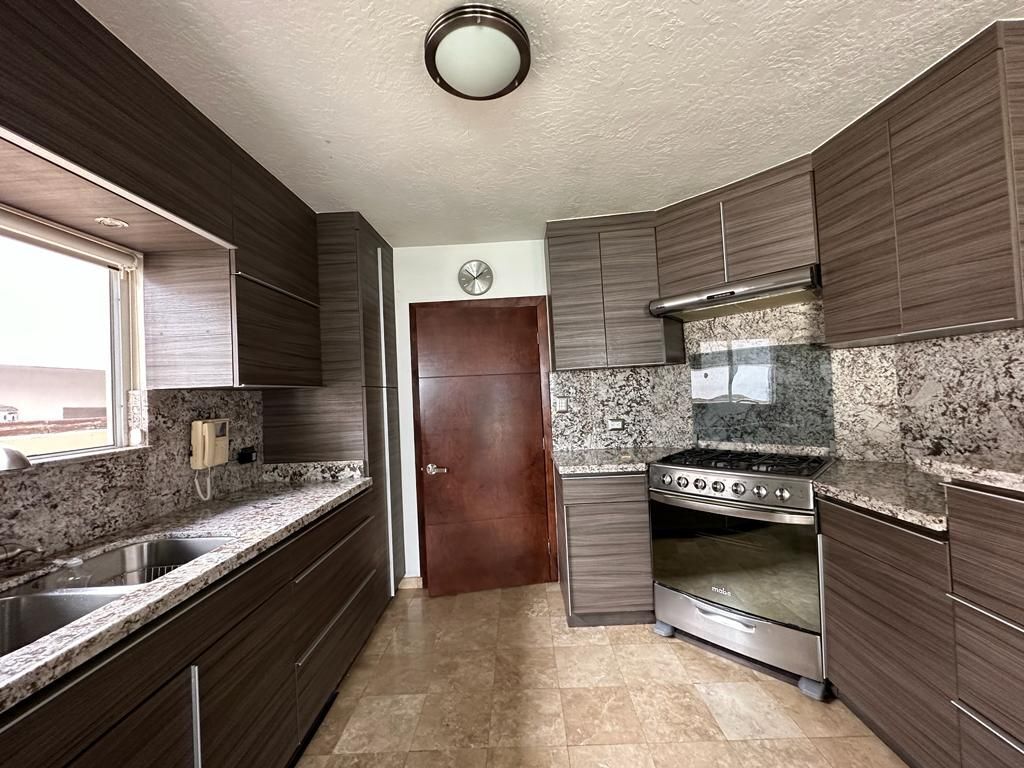 7 of 22: Cocina con cubierta de granito