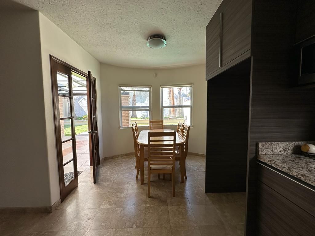 8 of 22: Nicho de antecomedor con salida a la terraza