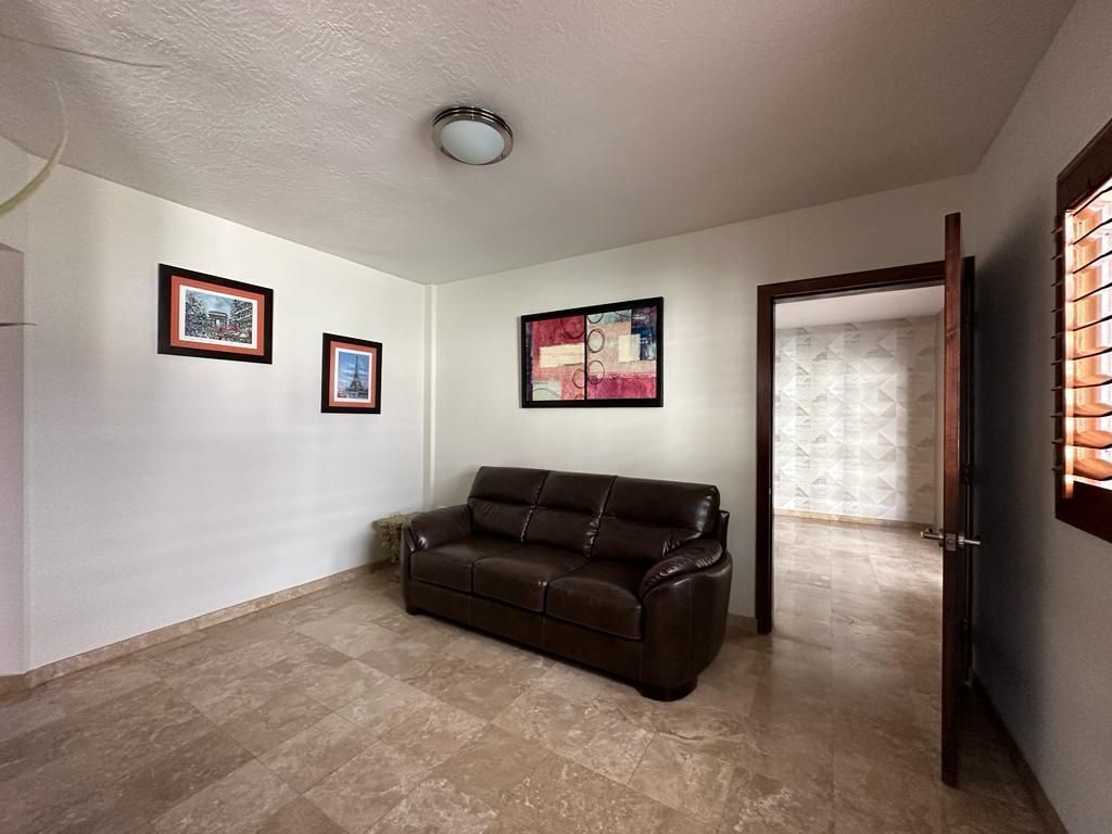 9 of 22: Cuarto de TV junto a la cocina