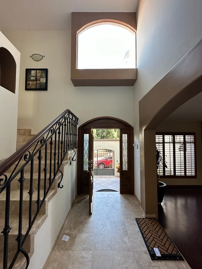 2 of 22: Entrada principal y distribuidor