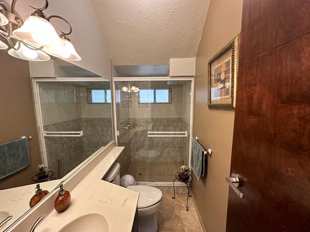 19 of 22: Baño en completo de visitas en planta baja