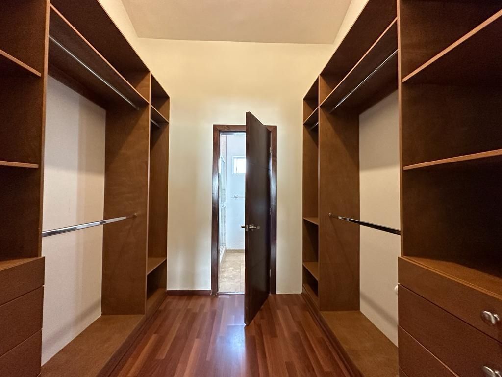 13 of 22: Walking closet