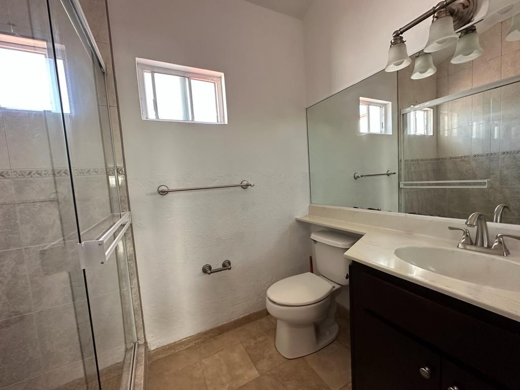 14 of 22: Baño de recamra principal