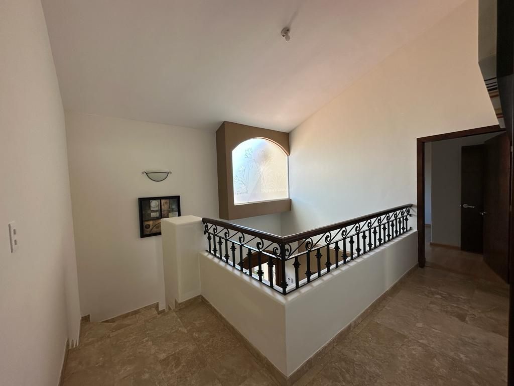 10 of 22: Doble altura del área de la escalera, distribuidor de recama