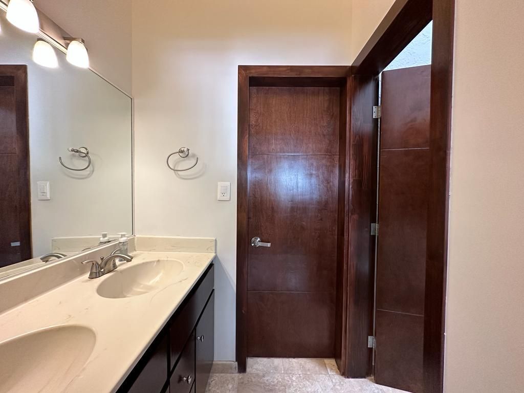 16 of 22: Baño compartido de recamara