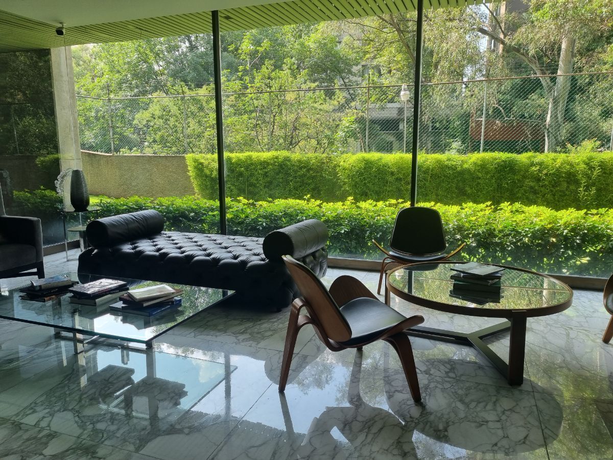 2 of 31: Lobby de lujo