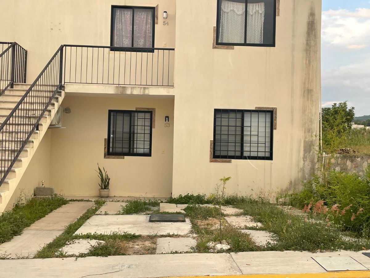 2 de 20: Casa p/b,  con 1 cajon de estacinamiento, cisterna y  bomba