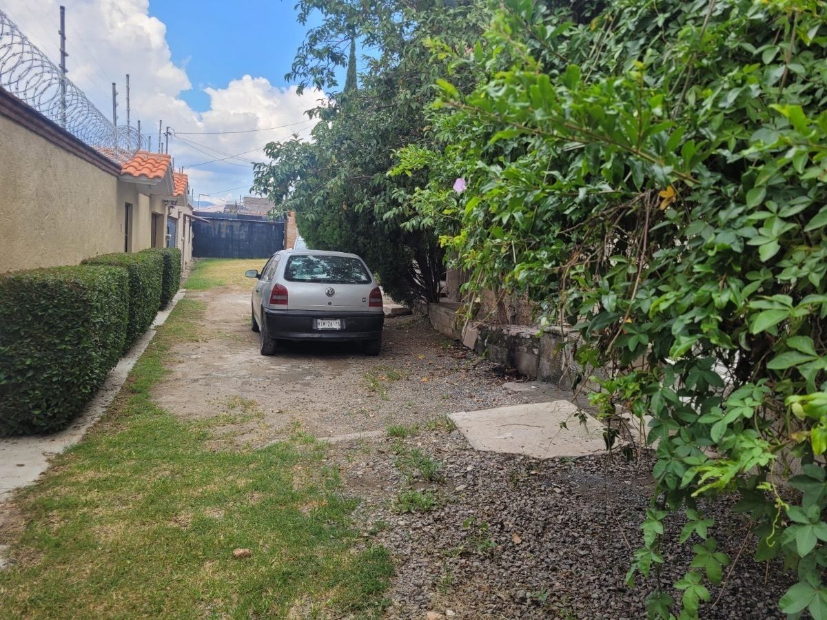 2 de 8: Entrada Principal con camino empedrado