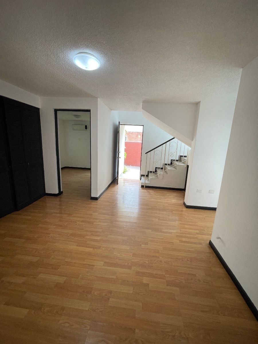 3 de 23: Recibidor interior