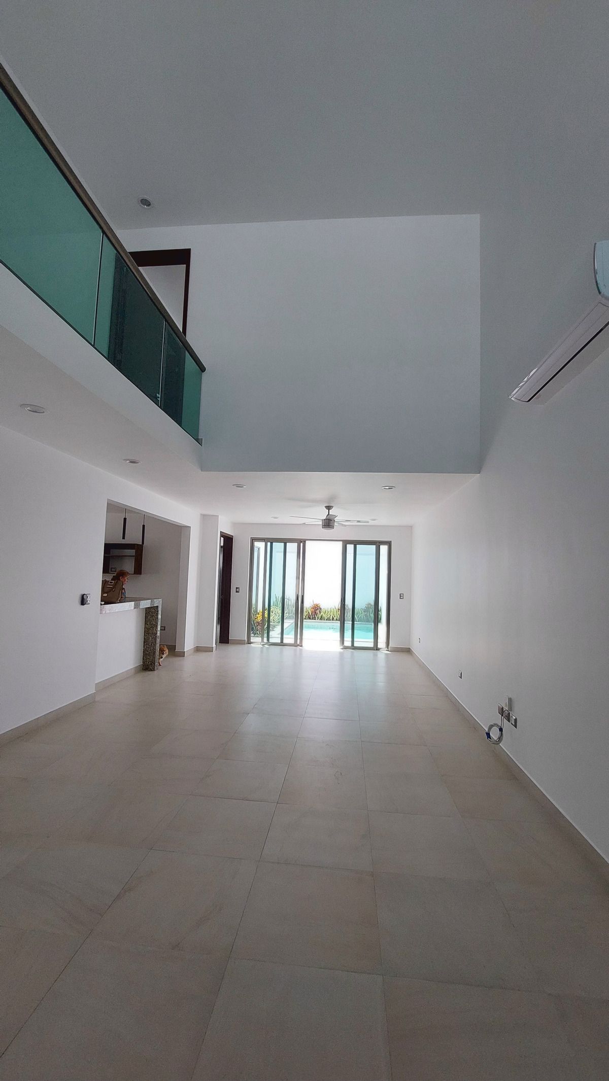 3 of 28: Sala comedor