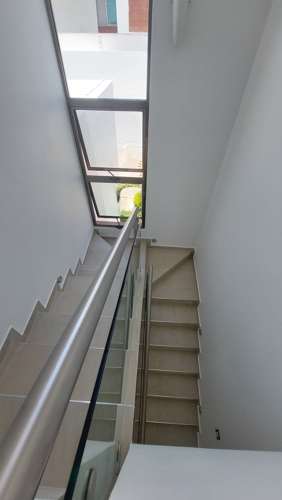 4 of 28: Escalera