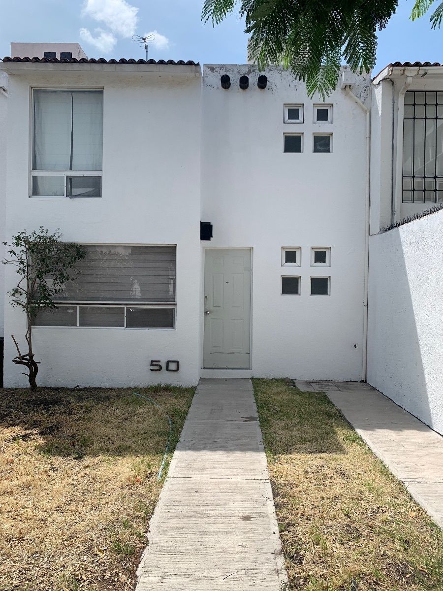 1 of 13: Fachada