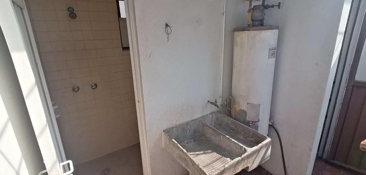 8 de 17: Harea de lavado con baño completo y area de tendido
