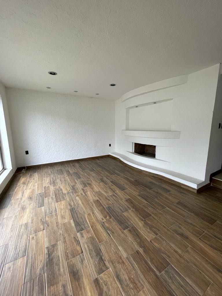 5 de 15: Sala con chimenea