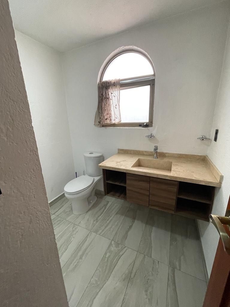 10 of 16: Baño recámara principal