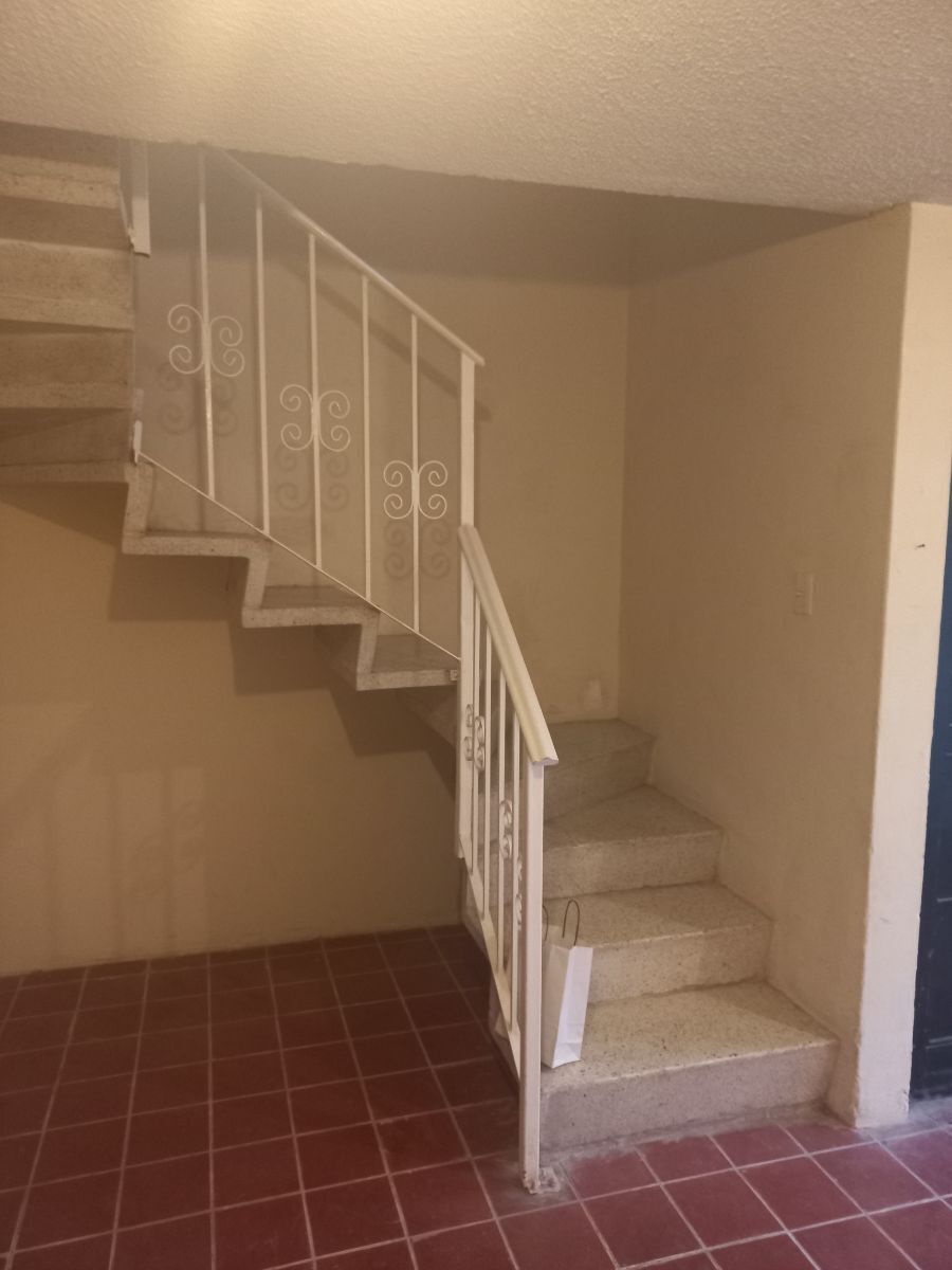 6 de 11: acceso central a planta alta, muy cerca de todo