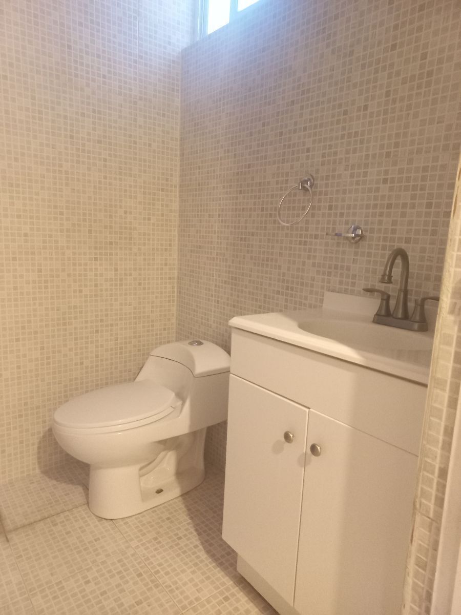 7 de 11: mderno baño en planta alta