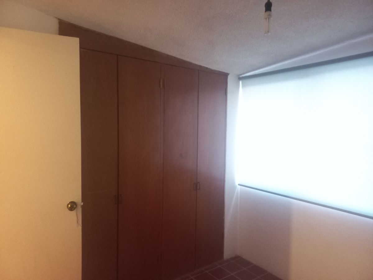 10 de 11: guarsarropa en madera que contrasta