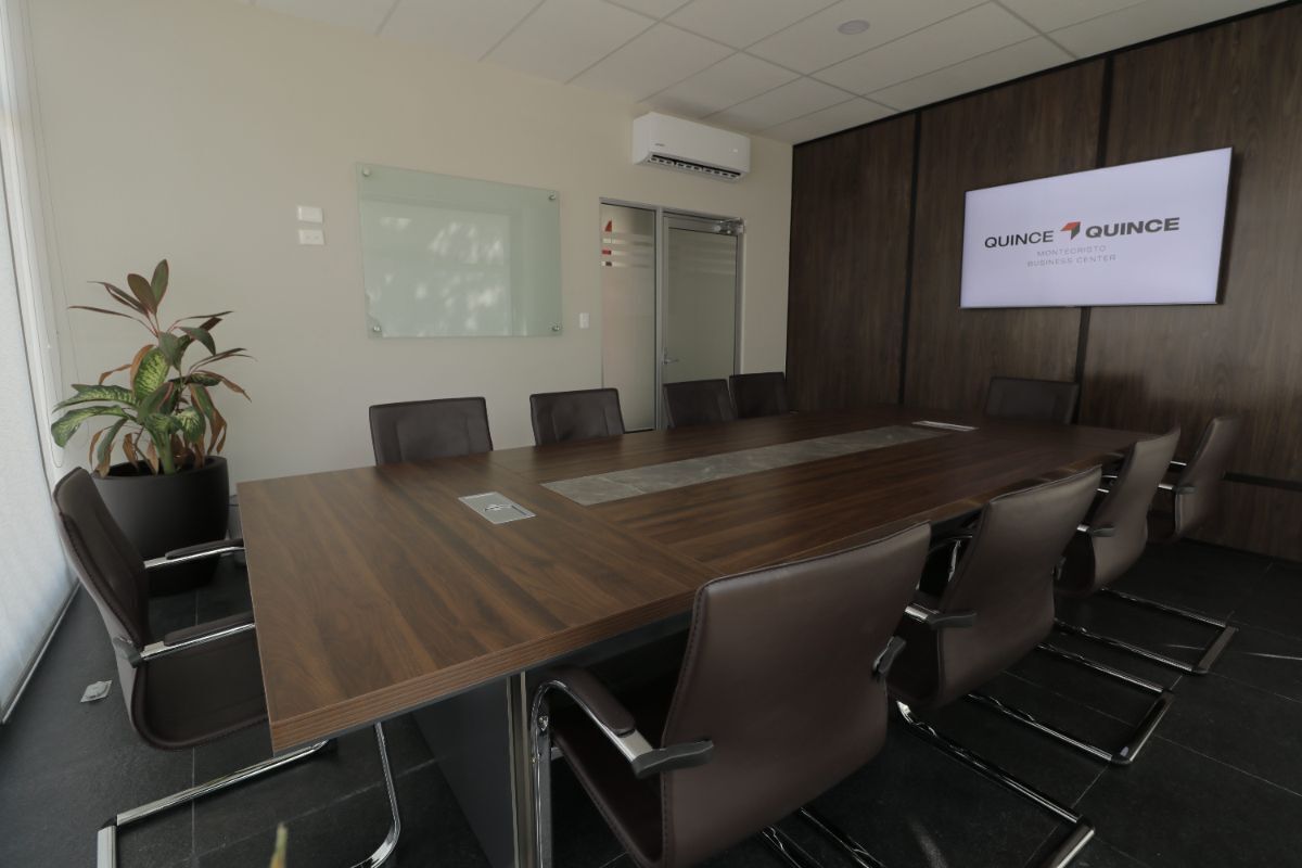 7 de 13: Sala de juntas ejecutiva: 10 personas, equipo multimedia