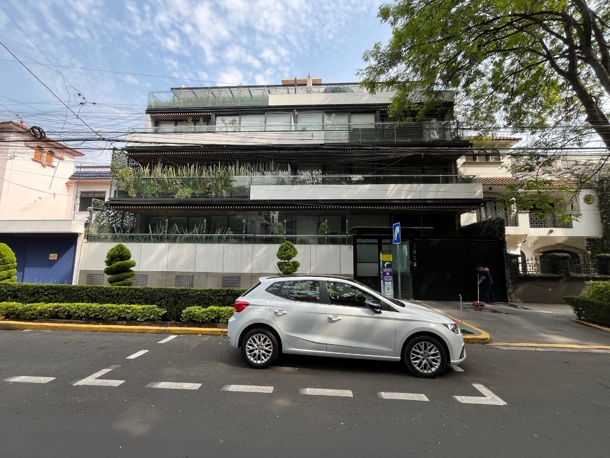 1 of 26: Fachada