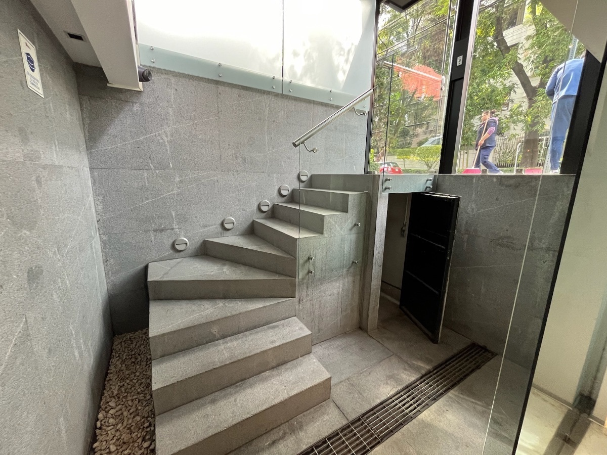 2 of 26: Escaleras recibidor edificio