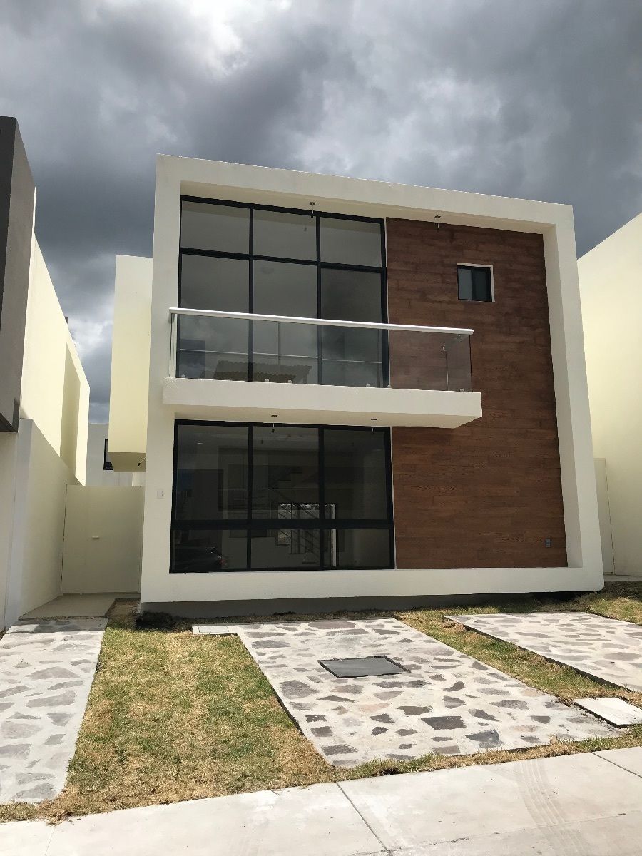 1 of 21: Fachada principal