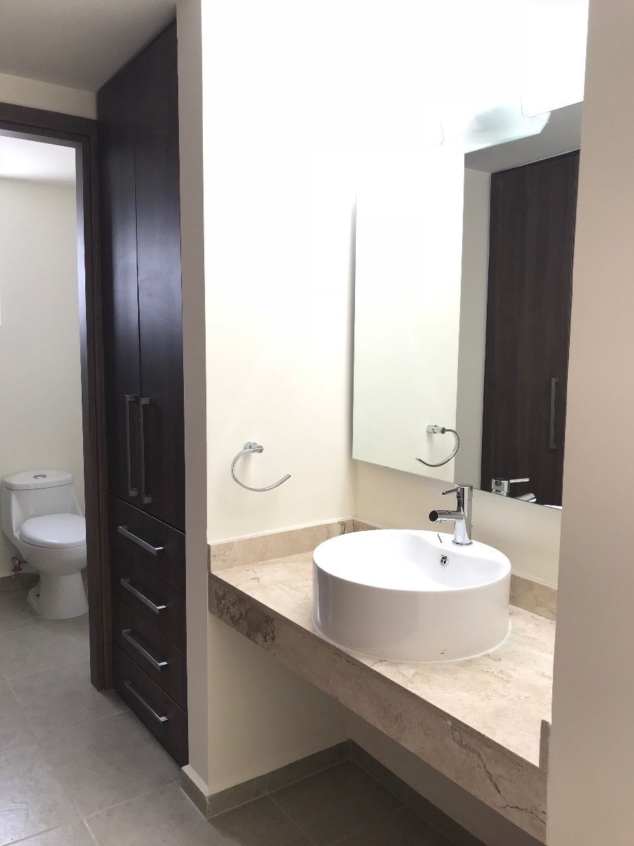 7 of 21: Baño principal con walking closet