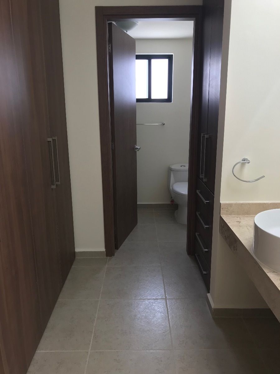 9 of 21: Baño primcipal