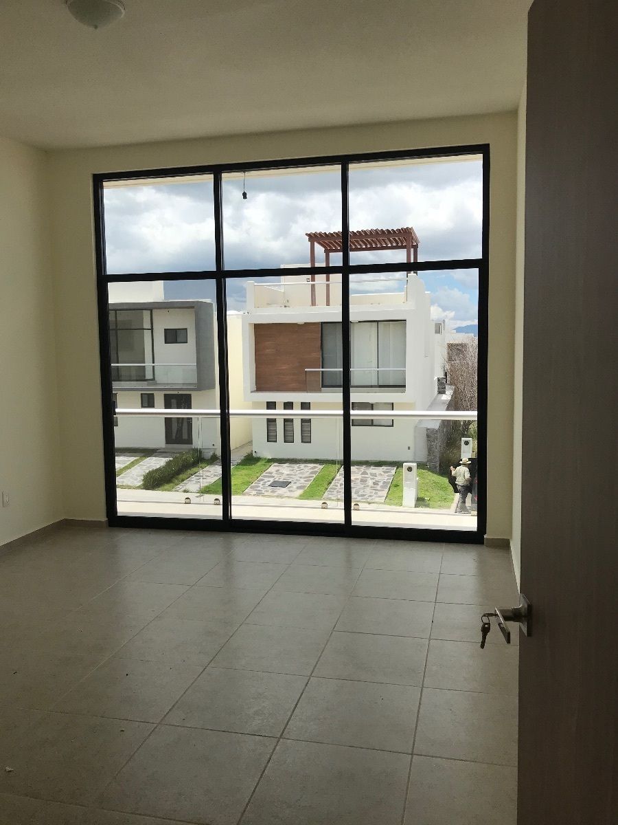 10 of 21: Cuarto principal con balcón