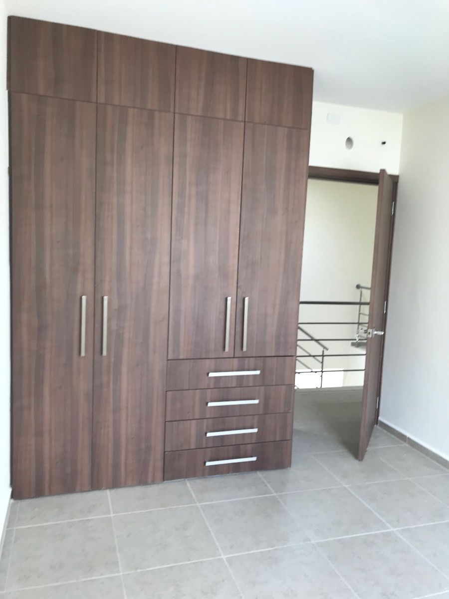 16 of 21: Closet de 3 era recamara
