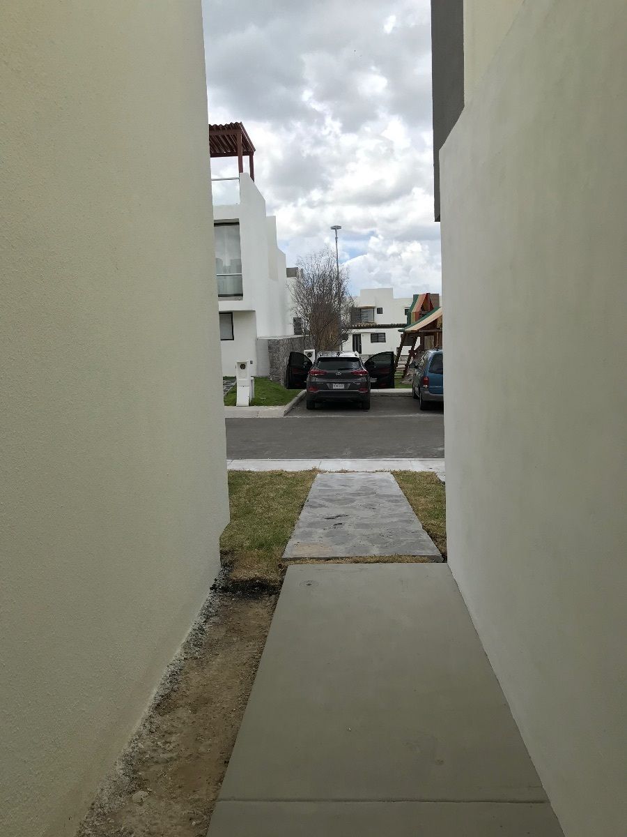 20 of 21: Pasillo de casa exterior