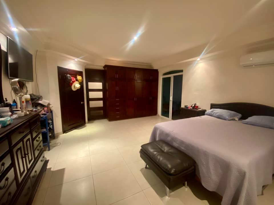 Planta alta, habitacion principal con baño completo.