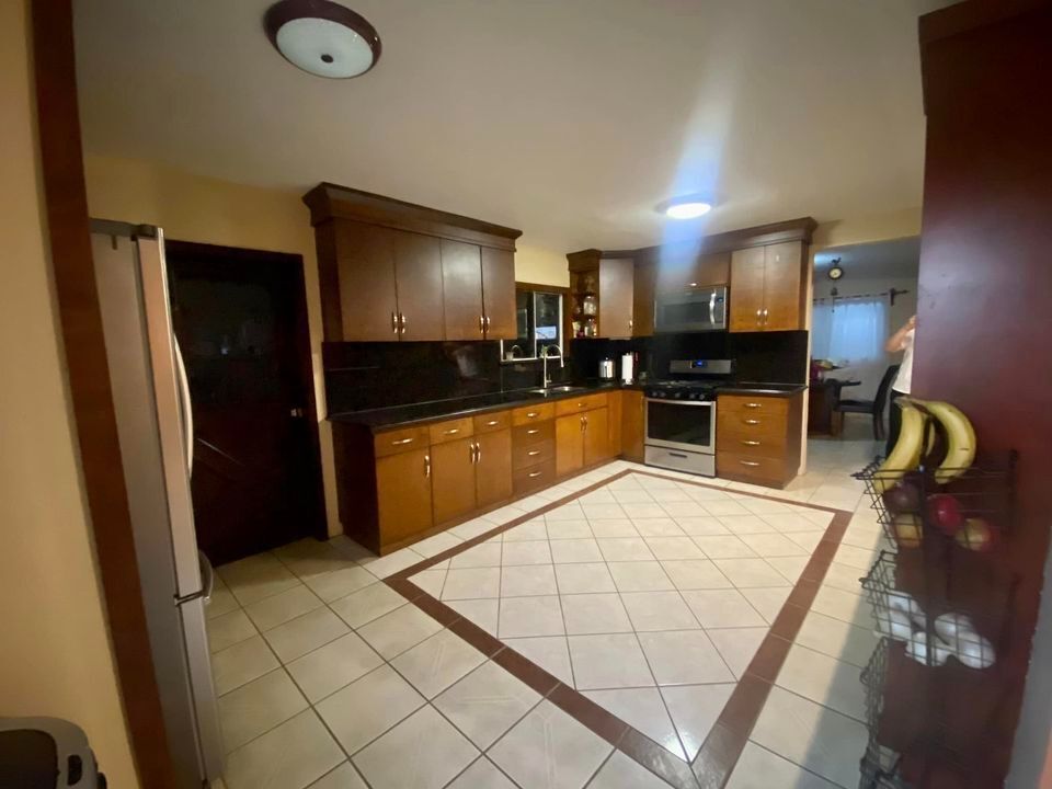 Cocina integral, barra de granito.