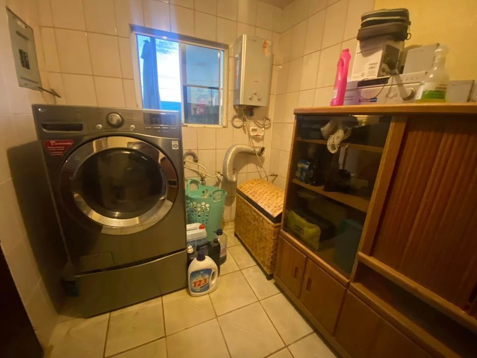 Cuarto de lavado, incluye lavadora.