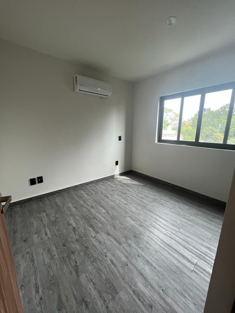 13 of 30: Recamara pricnipal con balcon, baño y aire acondicinado