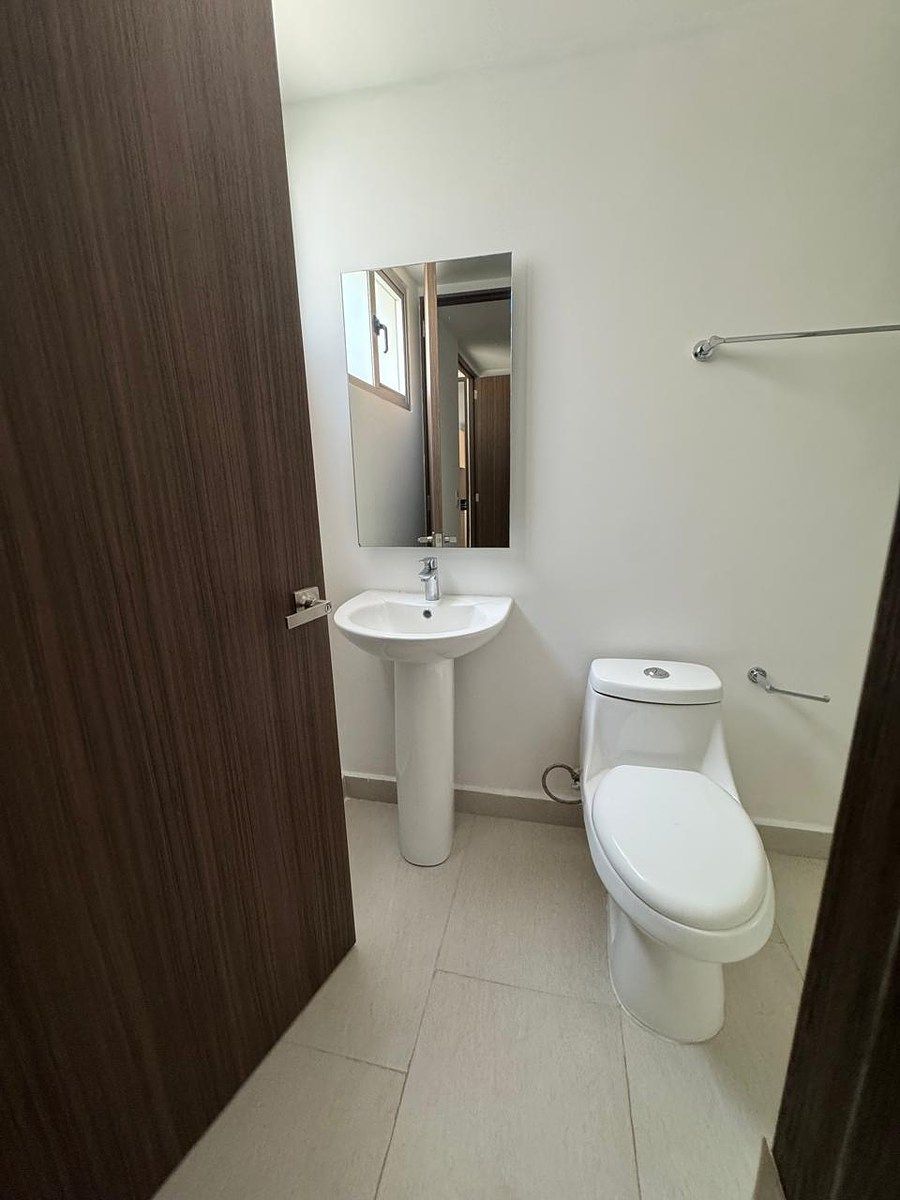 7 de 19: Baño de servicio