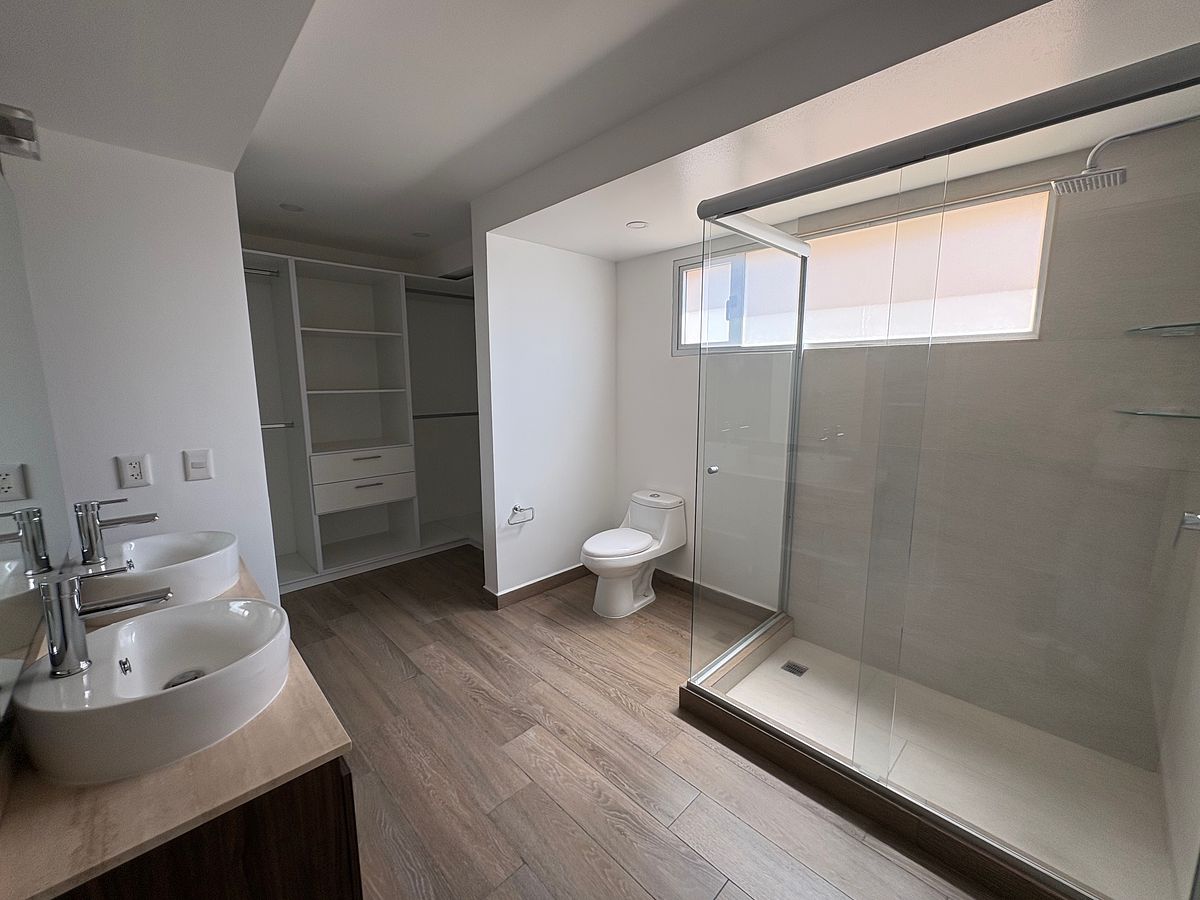 7 of 30: Baño recamara principal