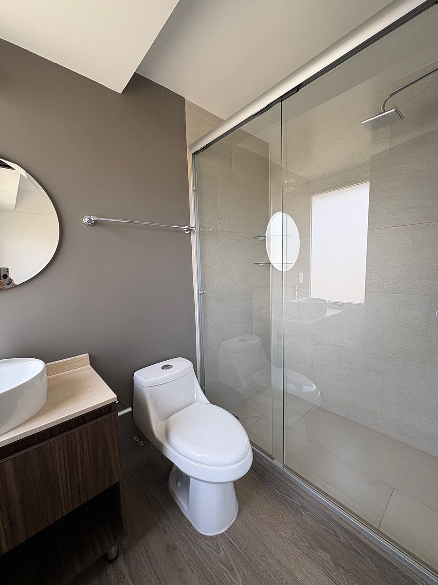 11 of 30: Baño recamara dos