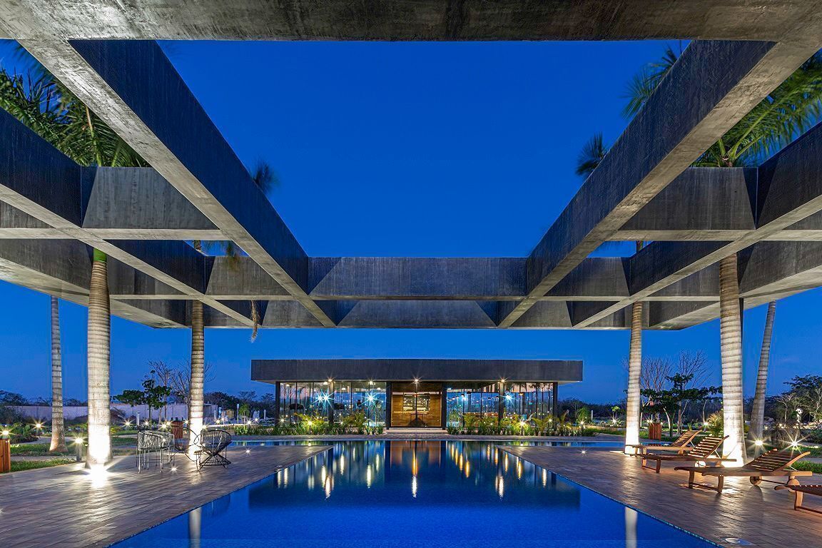 1 of 21: Piscina de la casa club