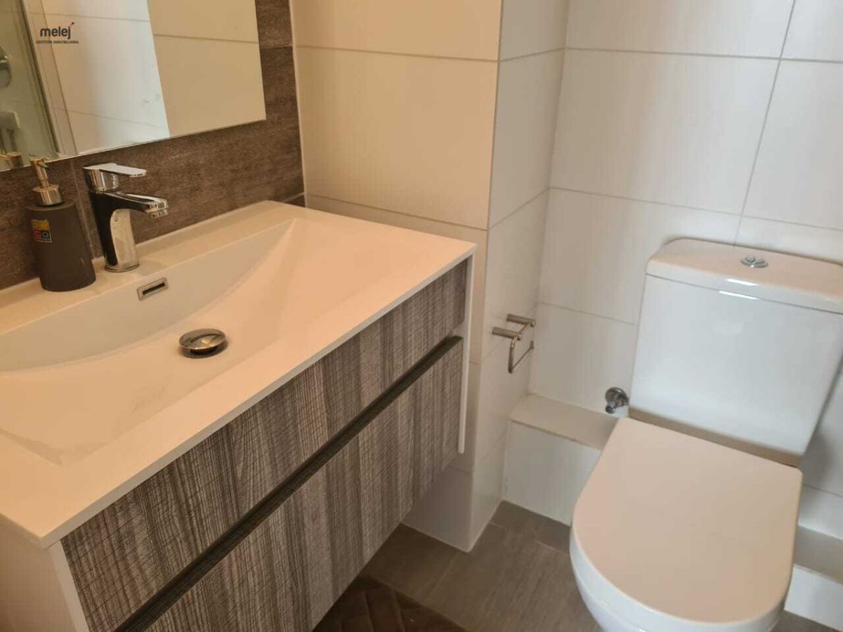 16 de 19: Baño en suite shower door