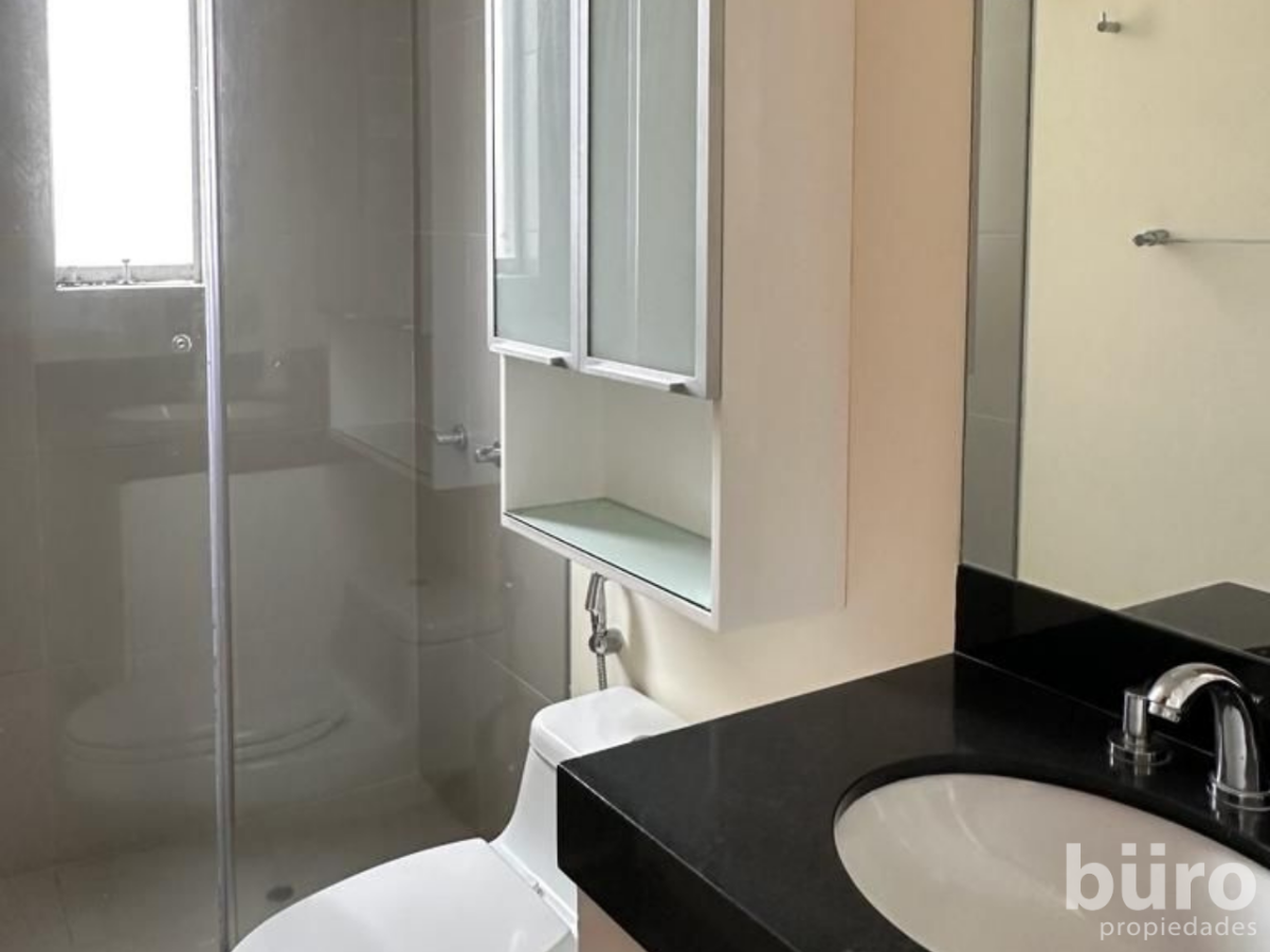 13 de 25: Baño dormitorio secundario 1