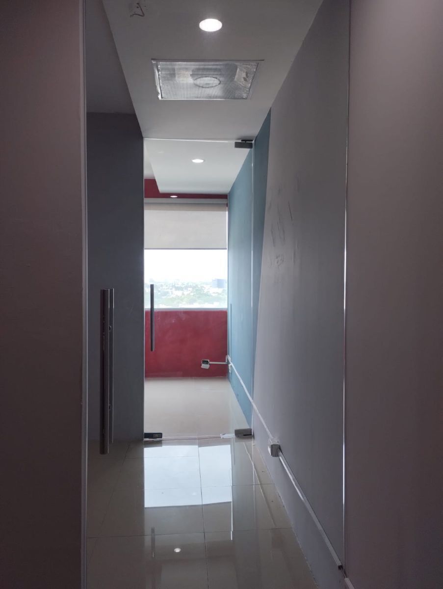 5 de 18: Cuenta con 3 áreas, divididas con dos puertas interiores