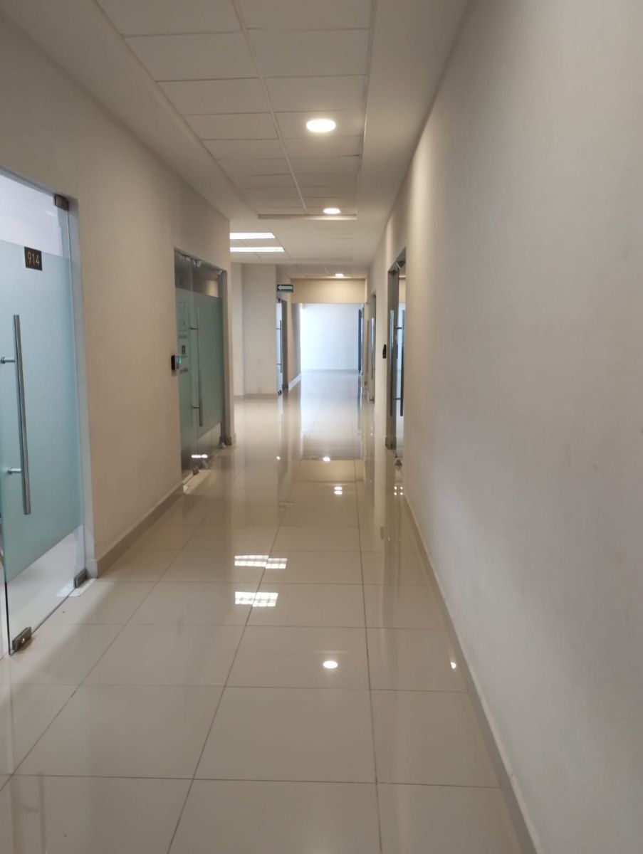 8 de 18: Acceso a elevadores y baños piso 9