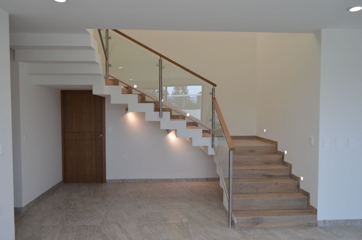 2 de 38: AMPLIAS ESCALERAS