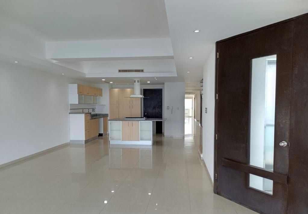 3 of 21: Entrada y cocina