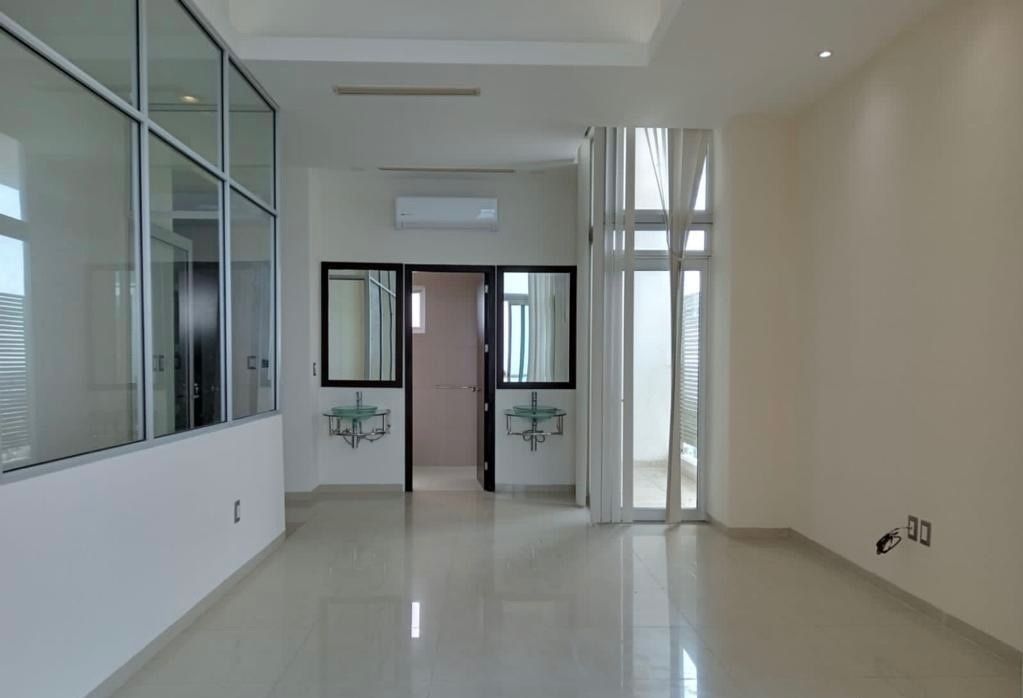 2 of 21: Cuarto segunda planta con baño completo