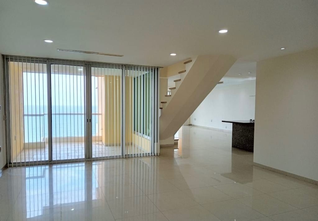 5 of 21: Sala con balcón