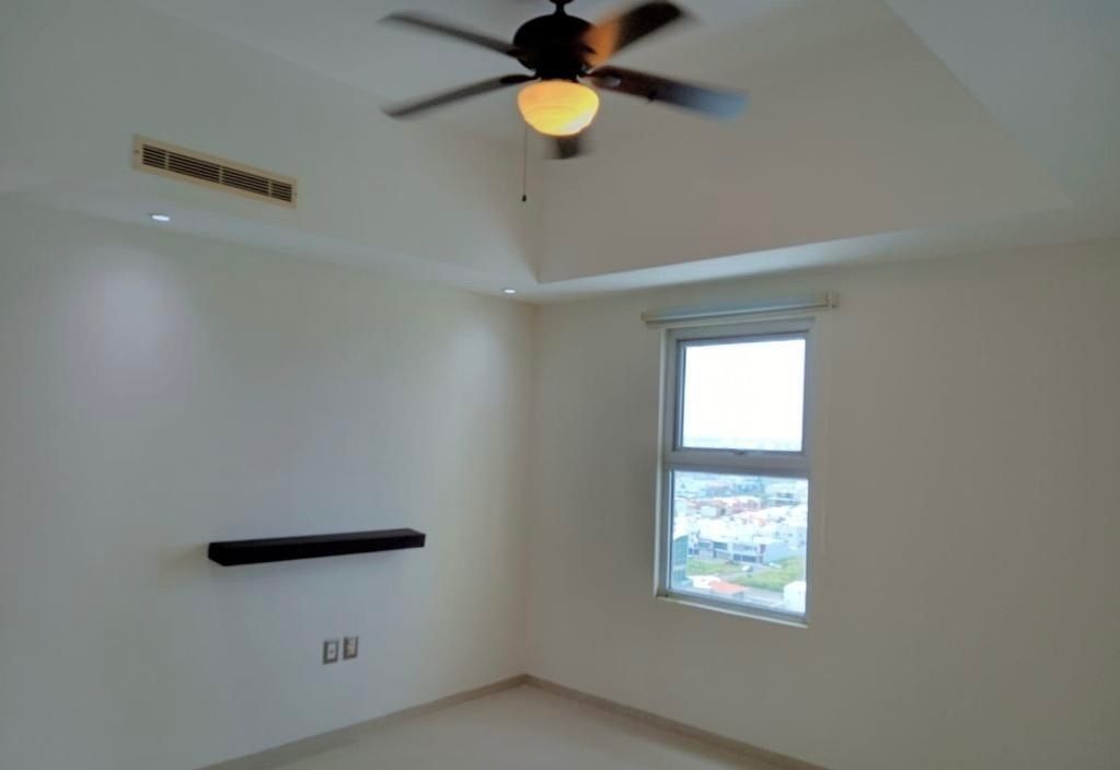 6 of 21: Cuarto con baño completo