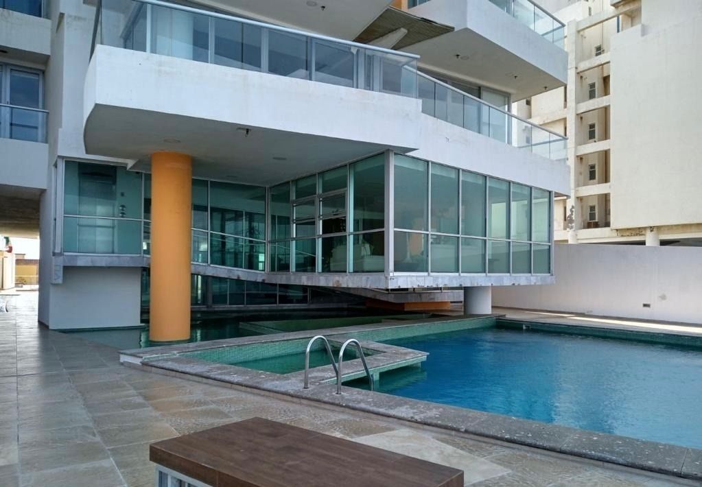 11 of 21: Alberca trasera con vista al mar