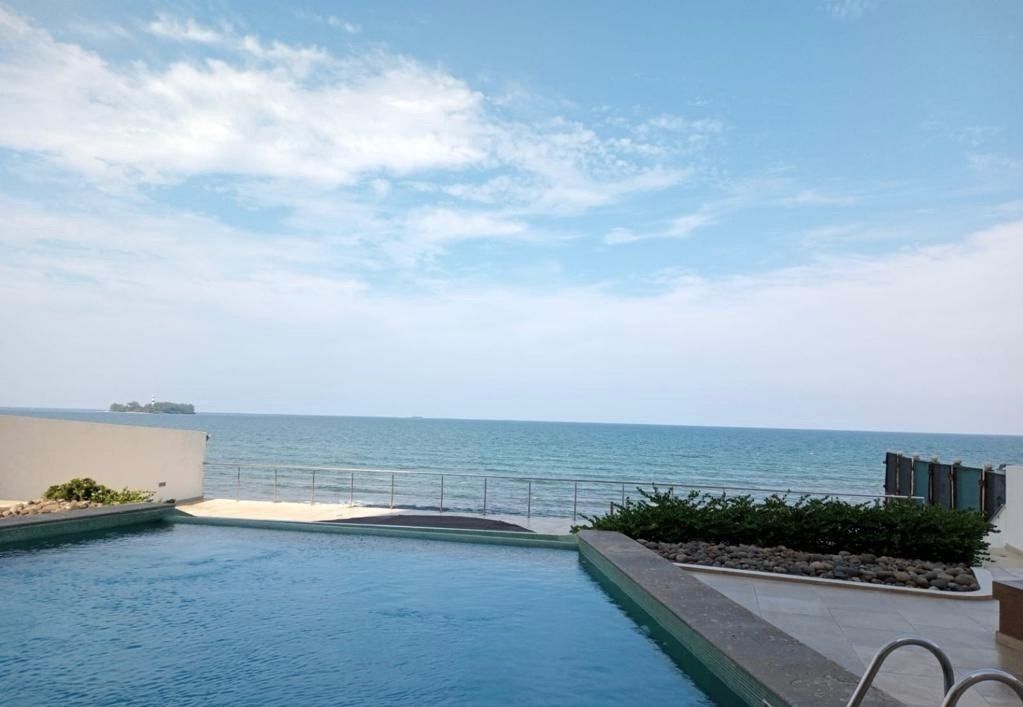 13 of 21: Vista al mar